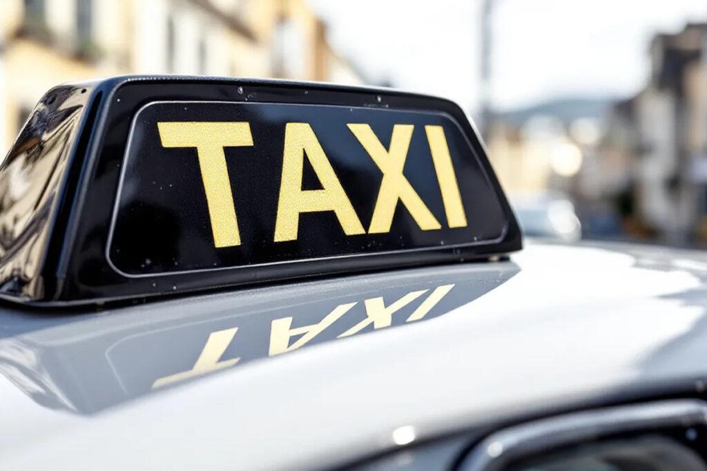 Licensed vs unlicensed taxis Totnes roof sign